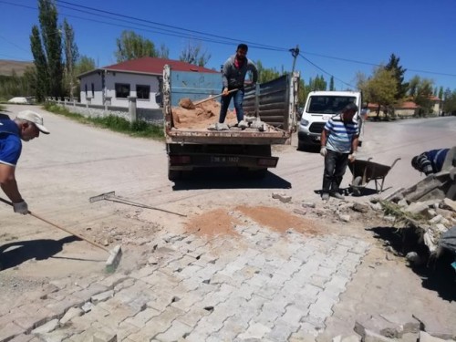 Mahallelerimizde üstyapı parke bakım, onarım ve yenileme çalışmaları devam ediyor.