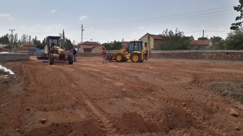 Karacaören Mahallesinde eski okul çevresinde düzenleme ve hafriyat kaldırma çalışmaları yapıldı.