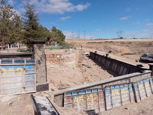 ​CUMHURİYET MAHALLESİ MEZARLIĞINDA ÇEVRE DÜZENLEME ÇALIŞMALARI SON HIZ SÜRÜYOR