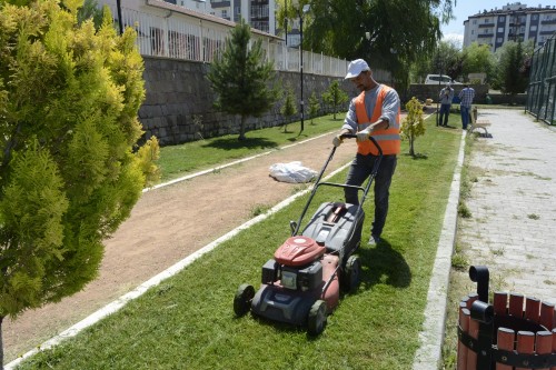​PARKLARDA YAZ BAKIMI DEVAM EDİYOR