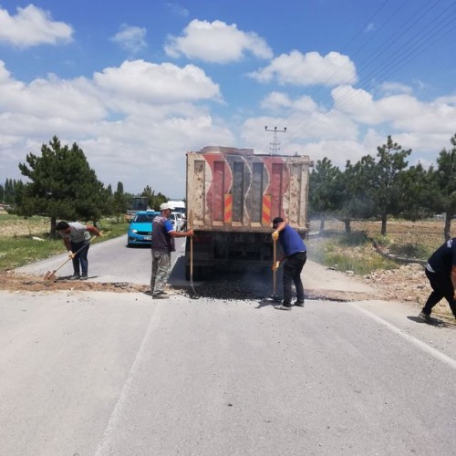FEN İŞLERİ MÜDÜRLÜĞÜ EKİPLERİ İLÇE MERKEZİNDE DEFORME OLAN YOLLAR İÇİN HAREKETE GEÇTİ