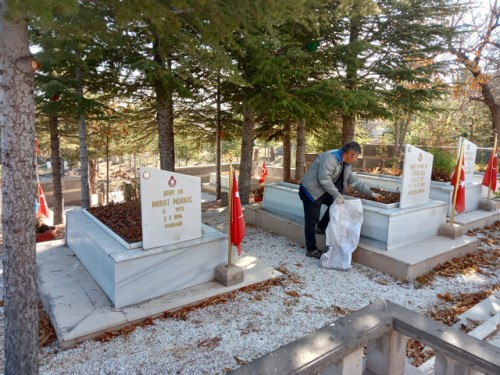 Şehitliklerde temizlik çalışmaları yapıldı.