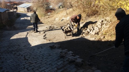 Pirahmet mahallesinde yol bakım, onarım ve yenileme çalışması yapıldı.