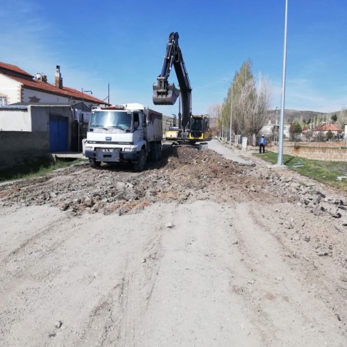 GÜLLÜCE MAHALLEMİZDE ASFALT ÖNCESİ SÖKÜM ÇALIŞMALARI DEVAM EDİYOR