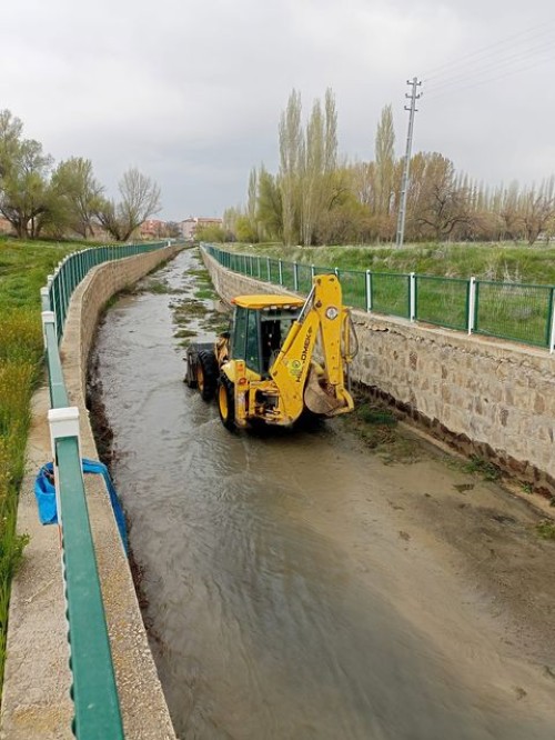 Dere Yataklarında Temizlik ve İlaçlama Çalışmaları Devam Ediyor