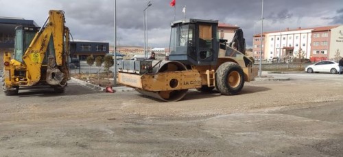 Belirlenen bölgelerde yol bakım ve onarım çalışmalarını sürdürüyor.