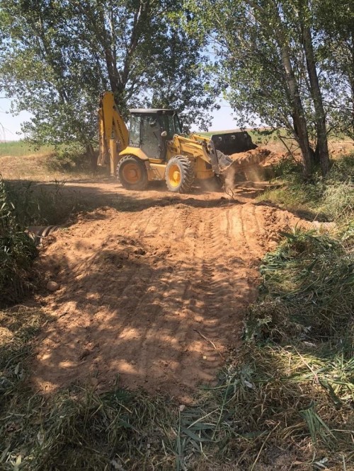 ​İĞDECİK MAHALLEMİZDE YOL DÜZENLEMESİ VE SU GEÇİŞLERİNE BORU YERLEŞTİRME ÇALIŞMALARI DEVAM EDİYOR