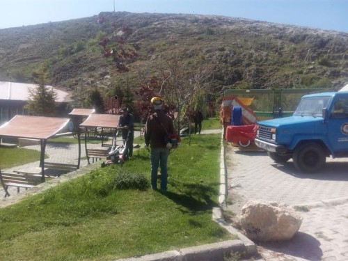 Park, bahçe ve yeşil alanlar en iyi görüntüye kavuşturularak kullanım için hazır hale getiriliyor.