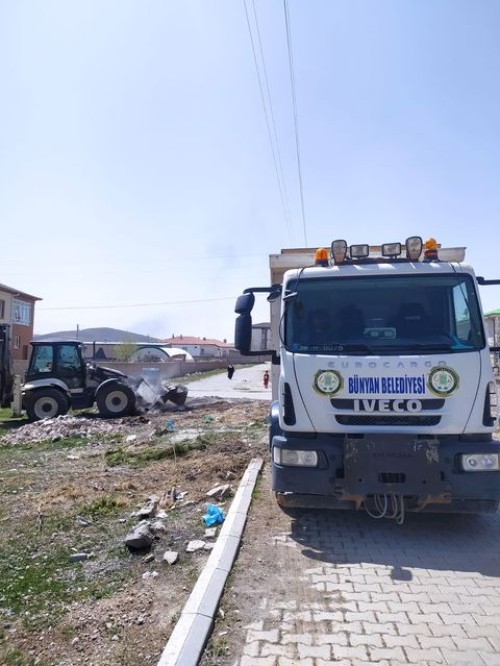 ​BAYRAM TEMİZLİĞİ İÇİN BAŞLATILAN SEFERBERLİK GÜLLÜCE'DE DEVAM ETTİ