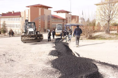 İlçemiz Genelinde asfalt yama çalışmaları devam ediyor.