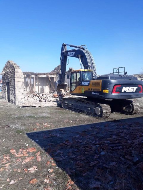 Girveli Mahallesi'nde tehlike arz eden eski okulun yıkım işlemi gerçekleştirildi.
