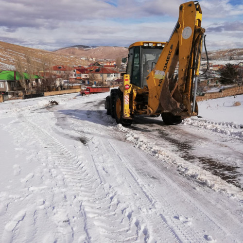 ​Güllüce Mahallesinde karla mücadele ekiplerimiz çalışmalarına devam ediyor.