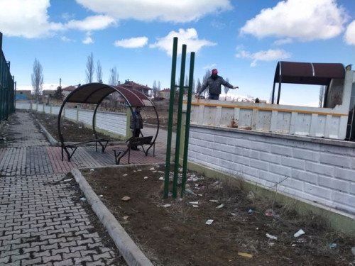 Akmescit Mahalle Parkında bakım ve onarım çalışmaları yapılıyor