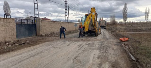 Akmescit Mahallemizde kış koşullarında bozulan yollarda bakım ve onarım çalışmaları yapıldı.