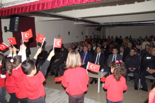 ​İstiklal Marşımızın kabulü nedeniye Şehit Cennet Yiğit Ortaokulunda tören düzenlendi