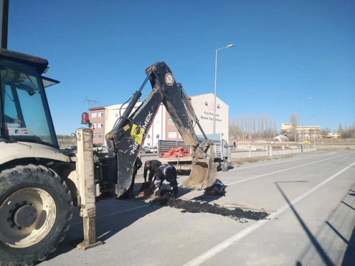 Ekiplerimiz asfalt yama çalışmalarına Devlet hastanesi,Fatih ve Sanayi Sitesinde devam ediyor
