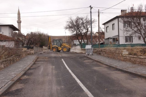 Sümer Mahallemizde asfalt yapımı tamamlanan yollarda bordür ve kaldırım çalışmaları sürüyor.