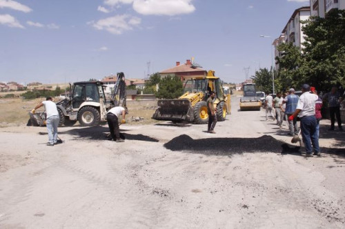 Bozuk yollarda asfalt yama çalışmaları yapılıyor.